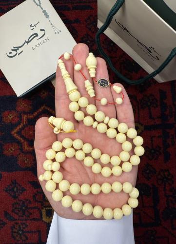 سبحة ضومنة لون كريمي