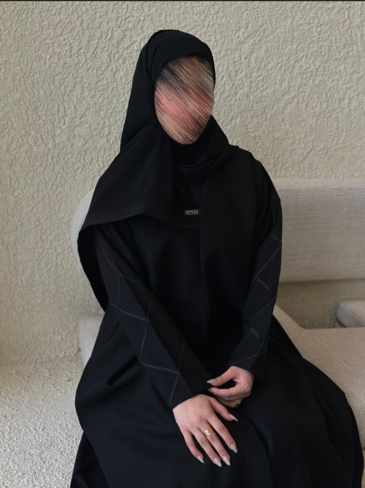 تصميم عبايه فخمه باللون الأسود يضفي لمسة راقية على إطلالتك