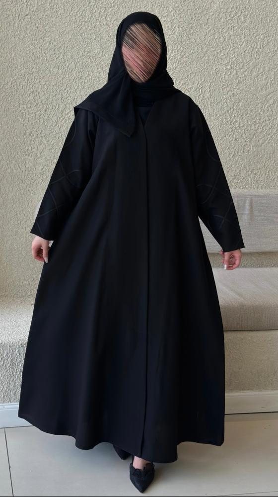 عبايه فخمه واسعة ومريحة مع تفاصيل دقيقة لمظهر أنثوي جذاب