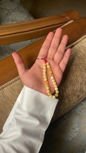 ميدالية اصفر فاتح بخيط احمر