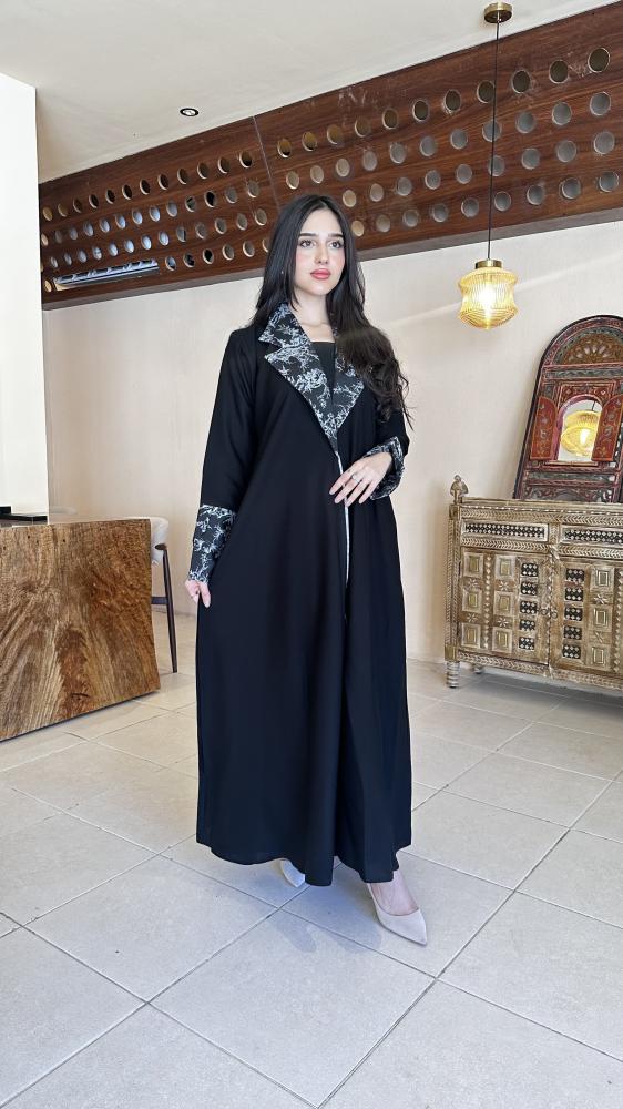 عباية سوداء بتطريز فضي