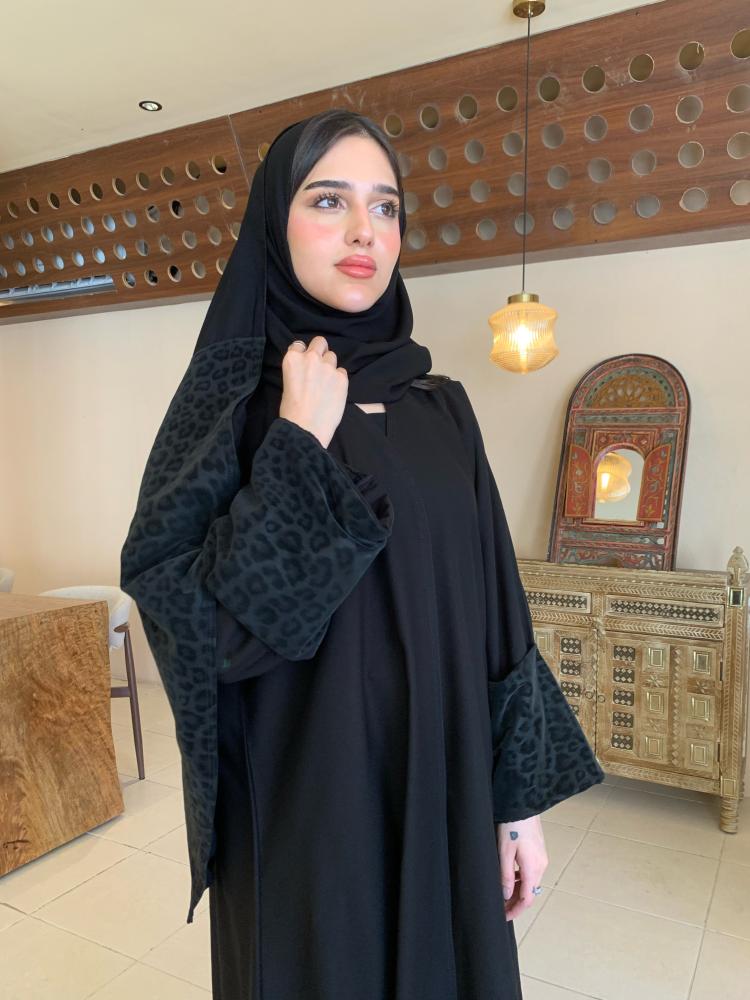 عبايه تايقر اسود