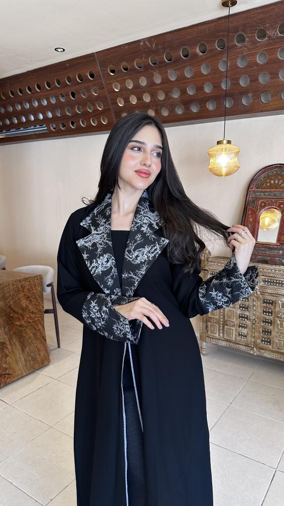 عباية سوداء بتطريز فضي
