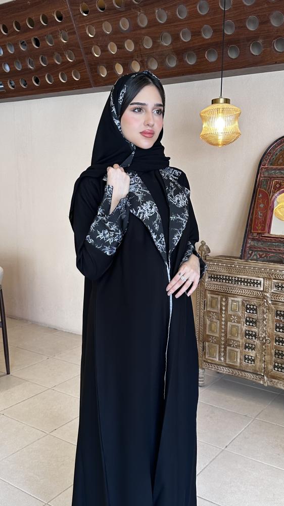 عباية سوداء بتطريز فضي