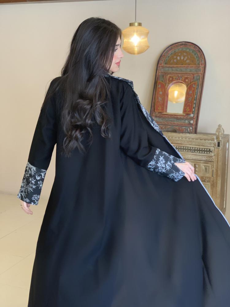 عباية سوداء بتطريز فضي