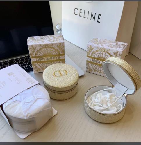 حقيبة مكياج DIOR Beauty Gold الجديدة لموسم الأعياد...