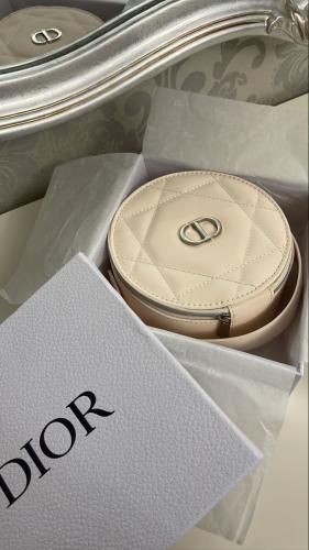 شنط مكياج Dior