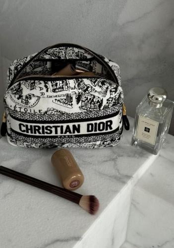 شنط مكياج dior
