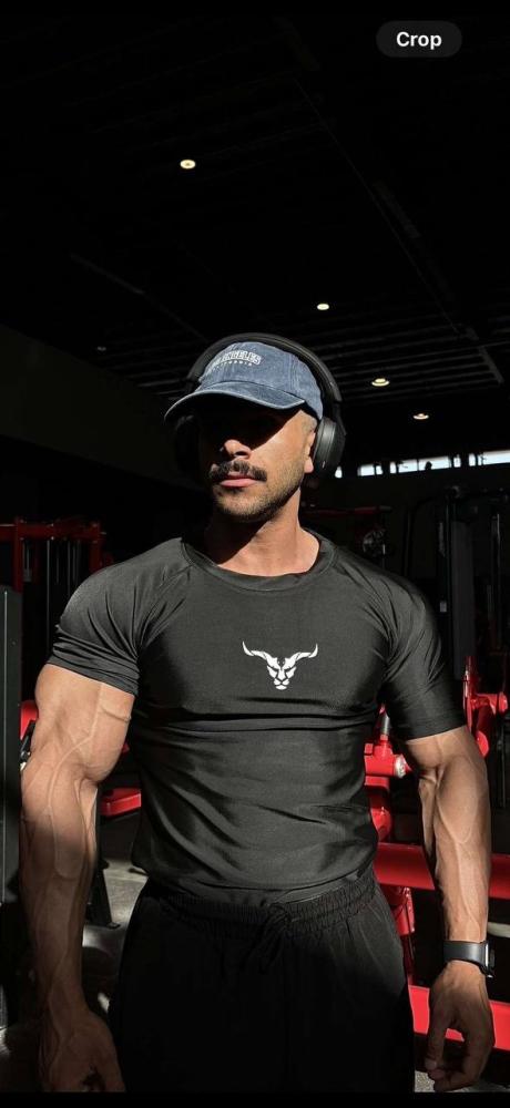 اللون الأسود في الملابس الرياضية: أناقة، أداء، وثقة