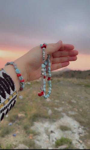 سبحة من حجر اللاريمار الطبيعي مع المرجان. قطعة ناد...