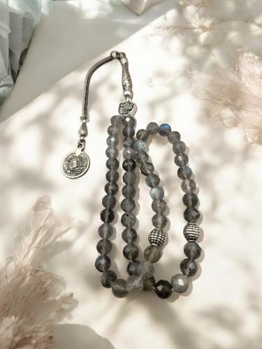 سبحة راقية من حجر الطاووس Labradorite بصقل كرستالي...