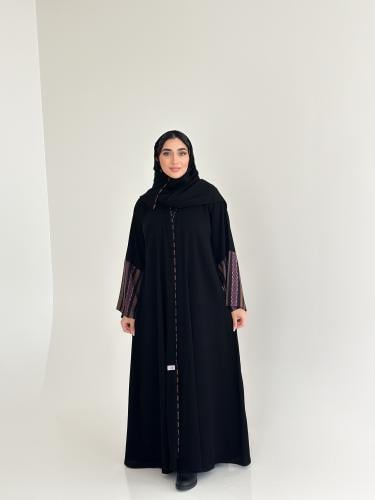 عباية كريب كوري سوداء مع اضافة كشميري بنفسجي مخطط