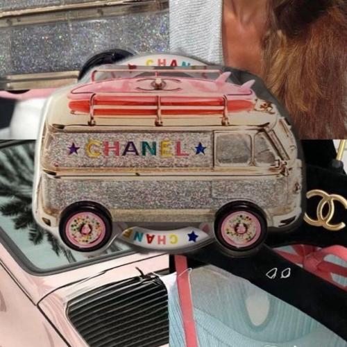 Chanel holder the bus