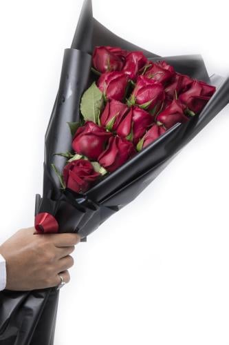 باقة ورد أحمر تغليف أسود