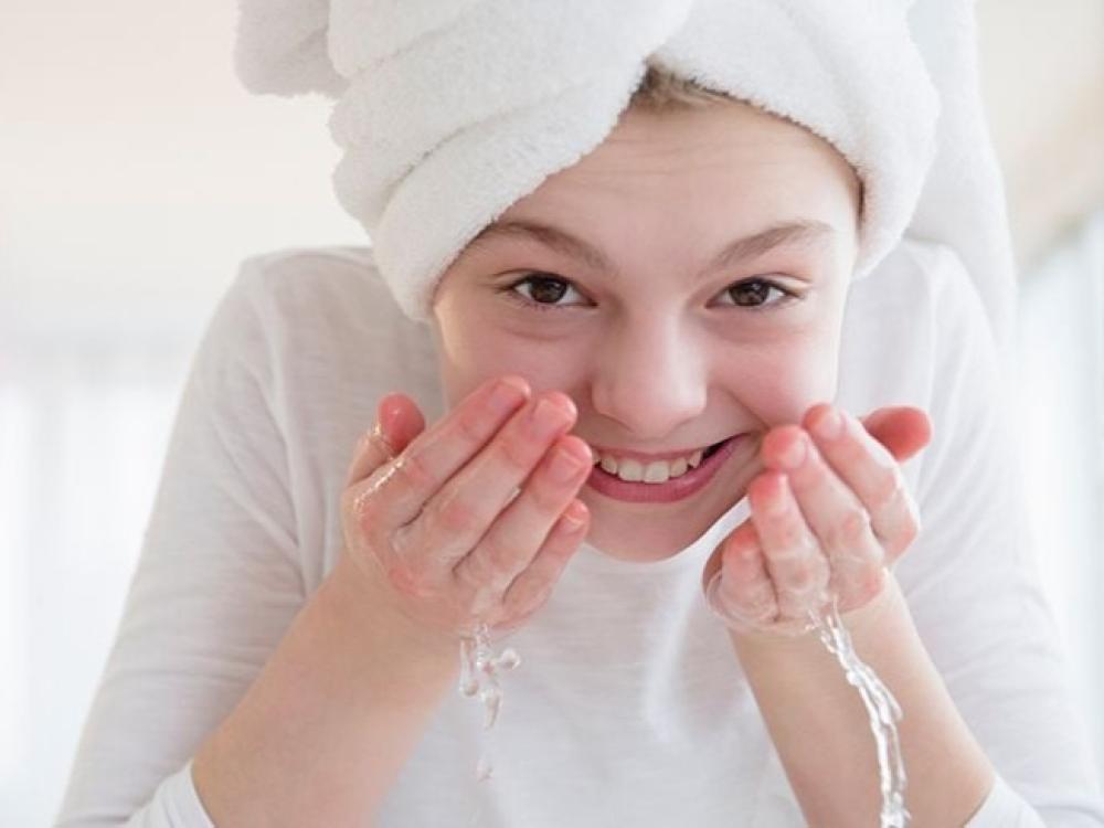 أفضل روتين يومي للعناية بالبشرة: 3 خطوات بسيطة لبشرة صحية