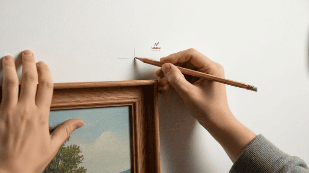 كيفية تعليق اللوحات على الحائط وتنسيقها بدون أخطاء