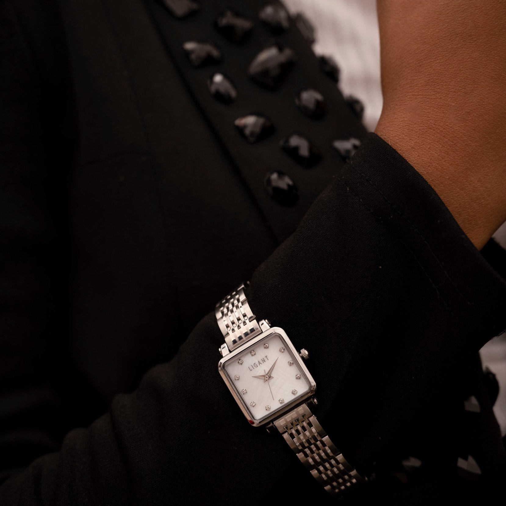 ساعة نسائية من الاستيل باللون الفضي