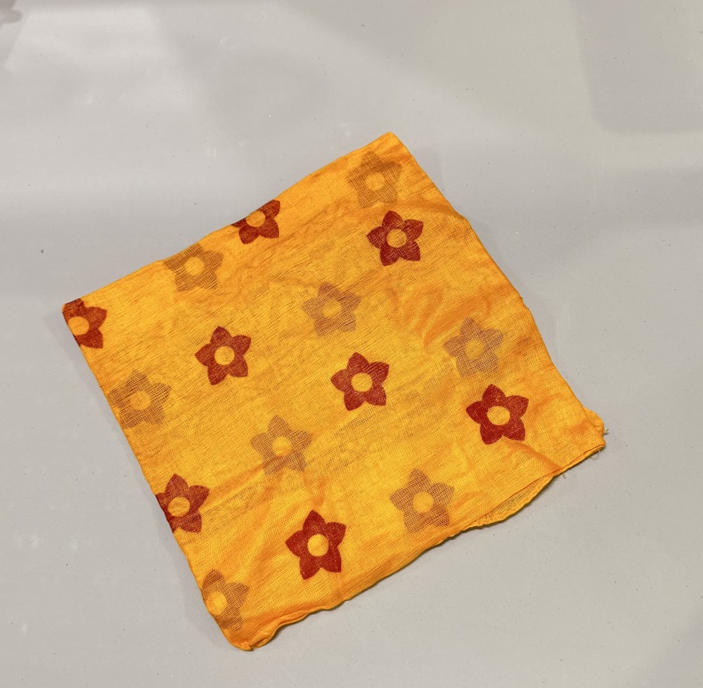 المنديل الأصفر الجنوبي ( لون و خامة مميزة )
