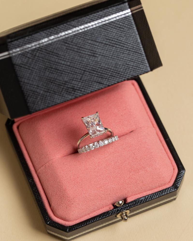 طقم خواتم White Radiant Set فضة مُرصعة بحجر المويسنايت VVS1 ماركة Elegance Lovers