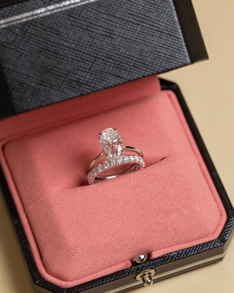 طقم خواتم White OVAL Set فضة مُرصعة بحجر المويسنايت VVS1 ماركة Elegance Lovers