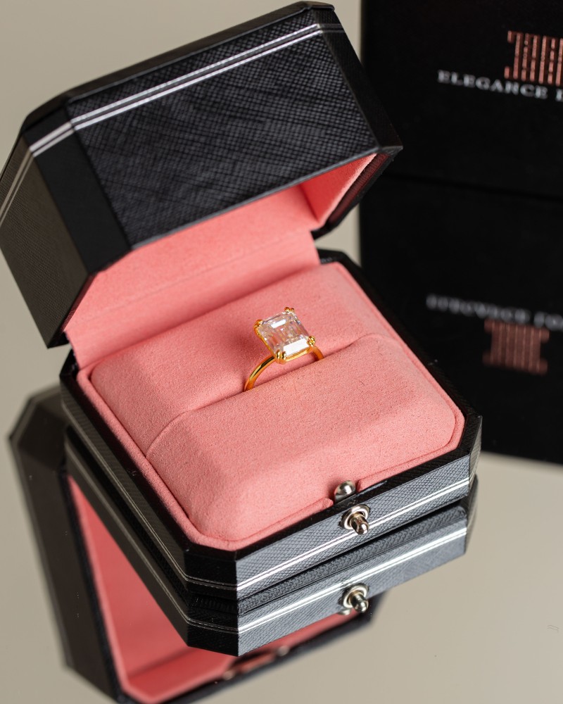 خاتم فضة Gold Emerlad مطلي ذهب مُرصّع بحجر المويسنايت ماركة Elegance Lovers
