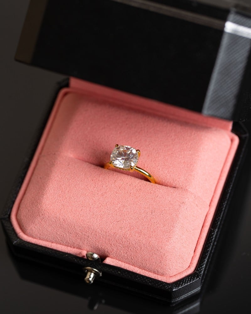 خاتم فضة Gold Cushion مطلي ذهب مُرصّع بحجر المويسنايت ماركة Elegance Lovers