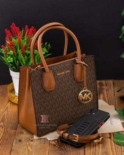 ماركة مايكل كورس: كيف أصبحت رمزًا للفخامة في عالم الموضة