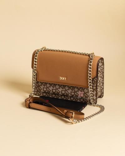 كل ما تحتاج معرفته عن ماركة دكني: الأزياء التي تجمع بين الراحة والأناقة