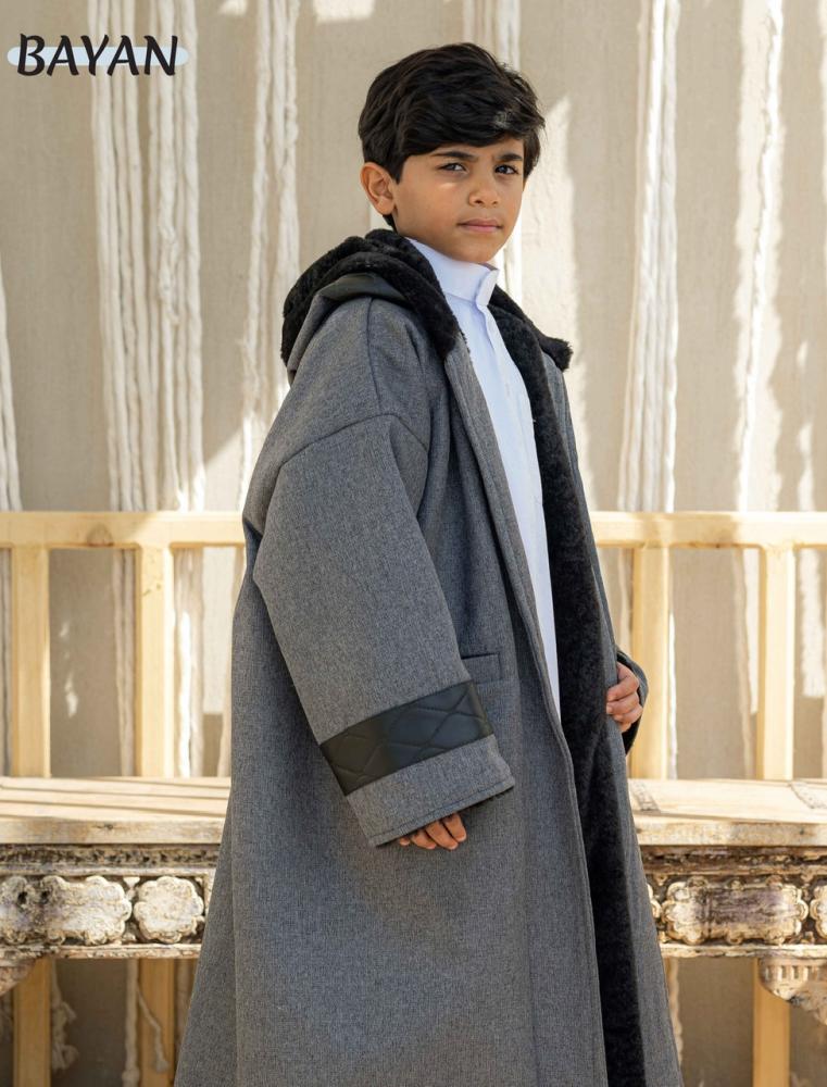 فروة رصاصي جلد أسود