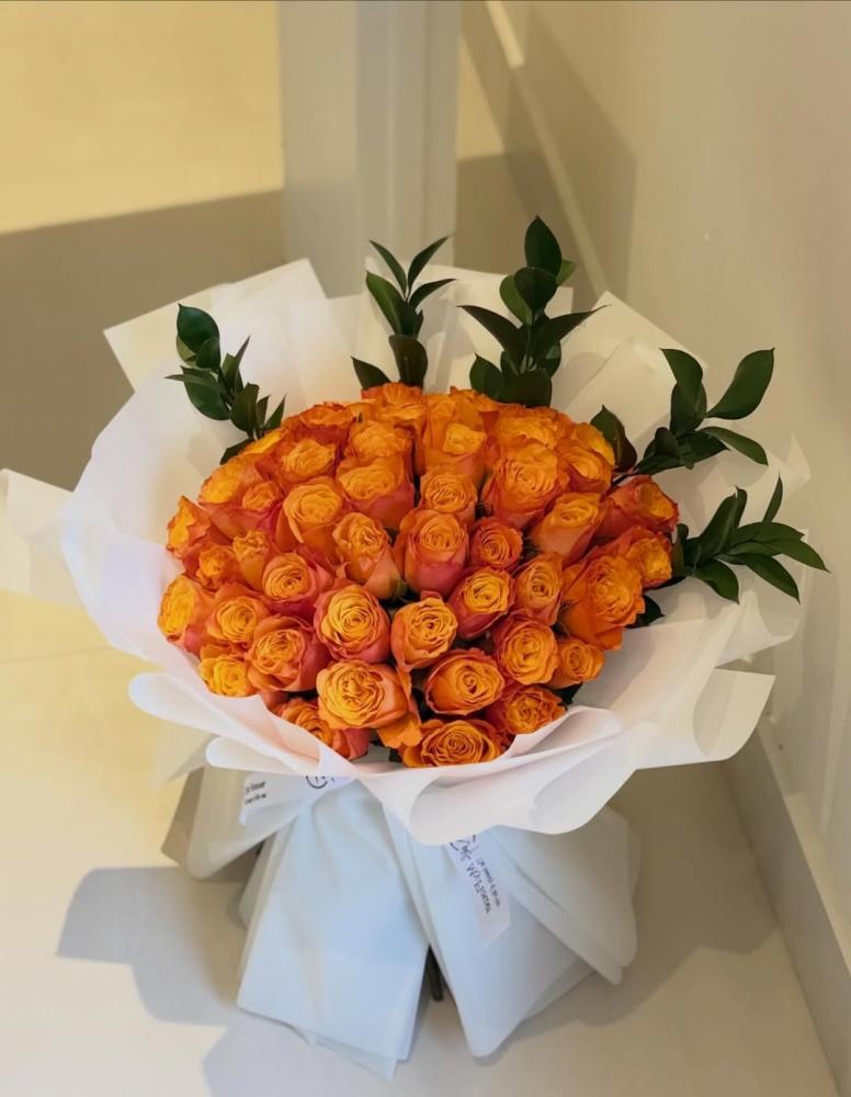 باقة ورد جوري برتقالي 50 وردة بتغليف أبيض بهجة الخليج للهدايا