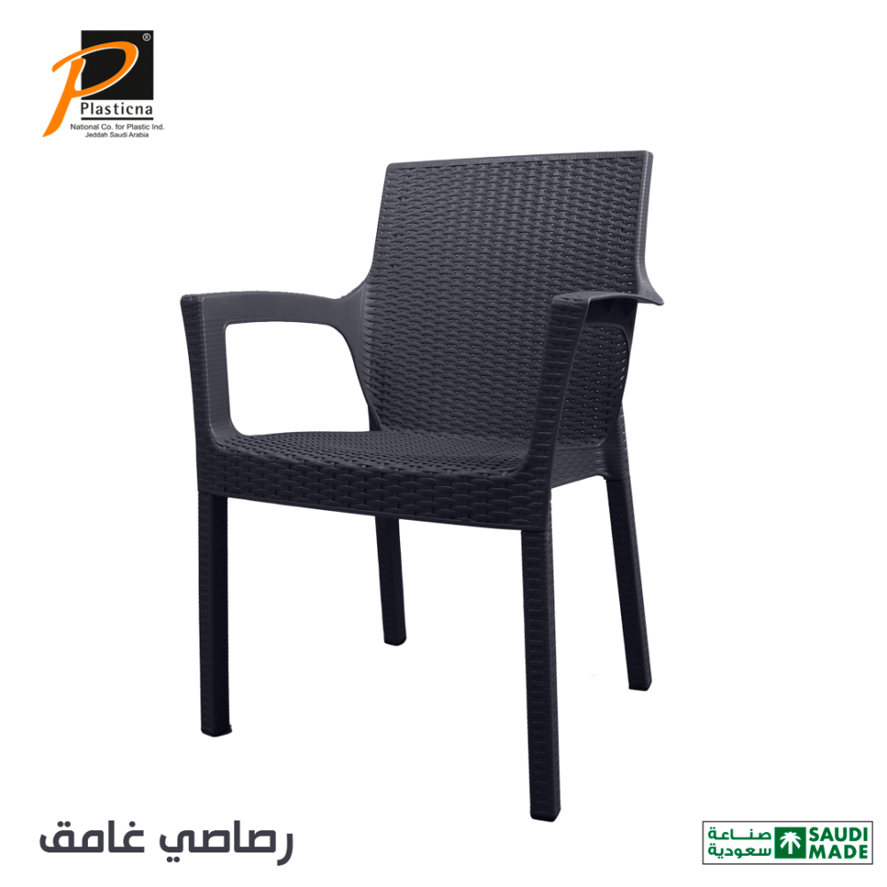 كرسي راتان بتفاصيل دقيقة وذراعين مريحين