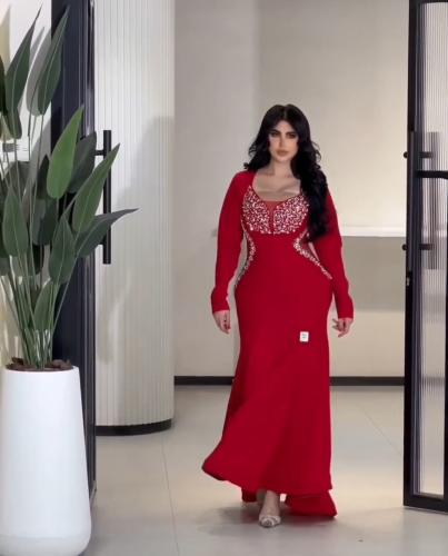 فستان احمر قماش كريب