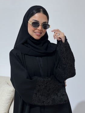 عباية كريب كتان أسود مع جاكار مشجر ورد على الكم با...