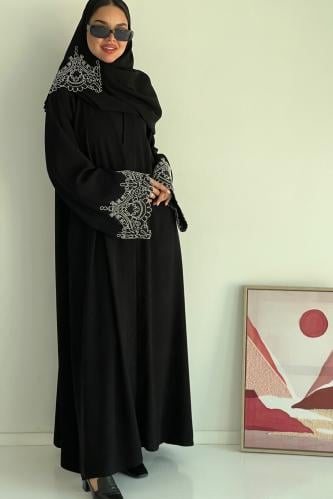 عباية كريب تطريز ملكي أسود مع كلفة أبيض على الأكما...