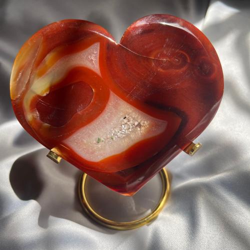 قلب كارنيليان بقاعدة ذهبية