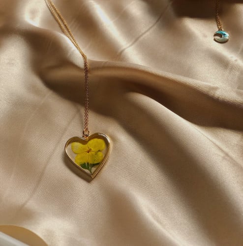 عقد بالزهر الأصفر