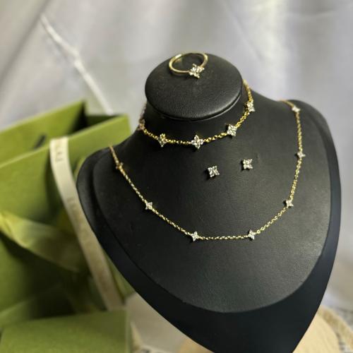 طقم مجوهرَات فخم ذهبي