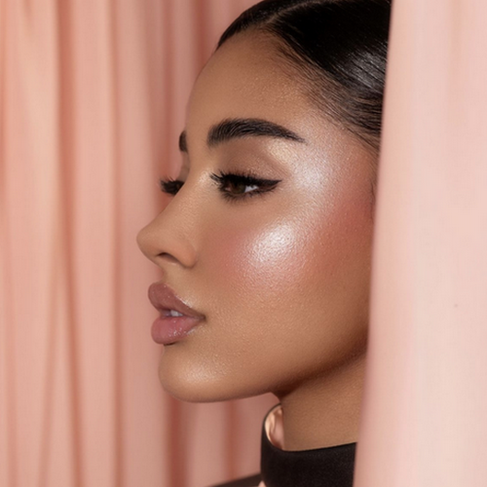 اضاءة نورة بو عوض باليت هايلايت - ميرور فيس