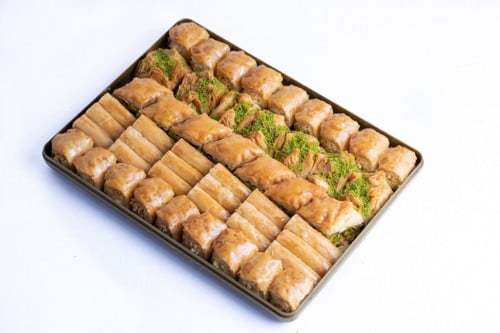 علبة بقلاوه عادى