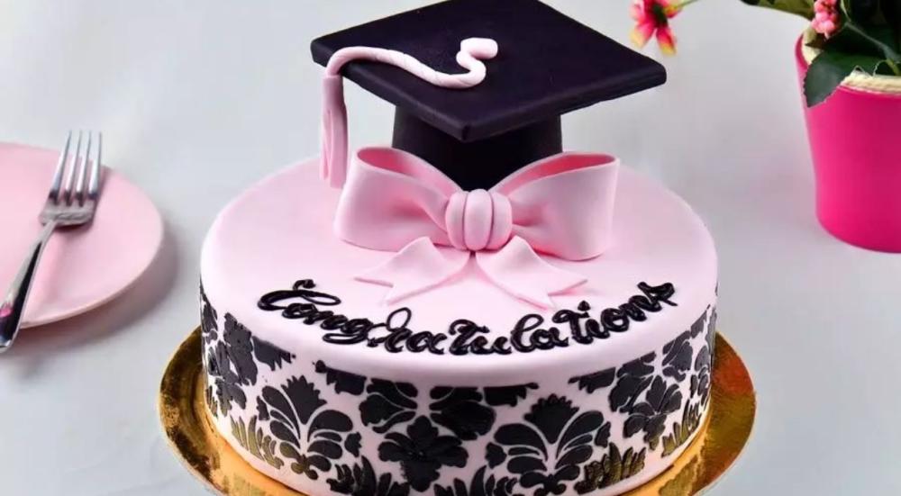 Graduation cake suitable for girls