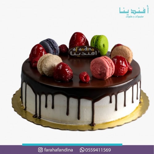 كيك شوكولا مع فاكهة Chocolate cake with fruits