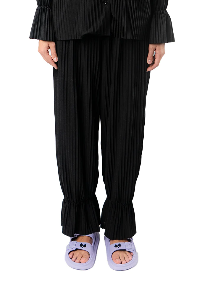 بنطلون نسائي بخصر مرتفع وأرجل عريضة، مع أربطة مطاطية عند الكاحلين اسود