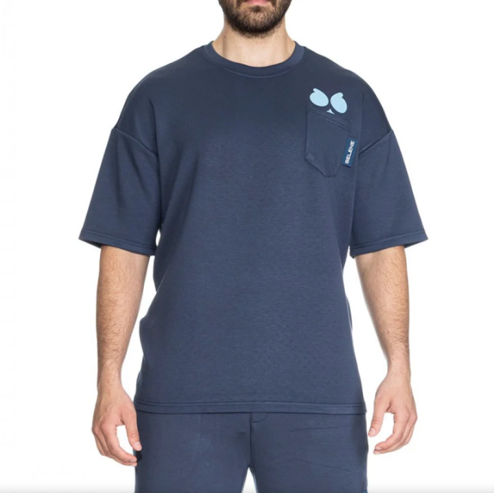 كيفية تنسيق تيشيرت أزرق لإطلالة مميزة وأنيقة؟ 2024