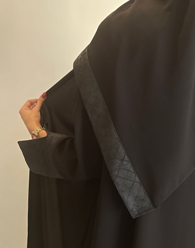 عباية كريب مع قماش جاكار كسرات على جوانب العباية م...