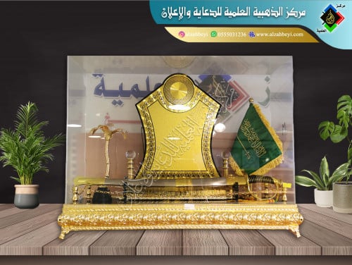 درع مع سيف وعلم ونخلة بقاعدة معدنية