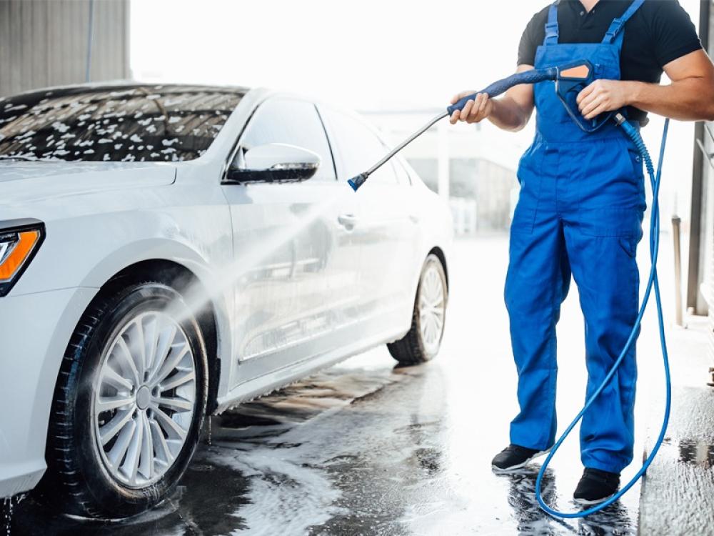 دليل العناية بالسيارة: تنظيف السيارة والحفاظ على الطلاء والإطارات بشكل احترافي
