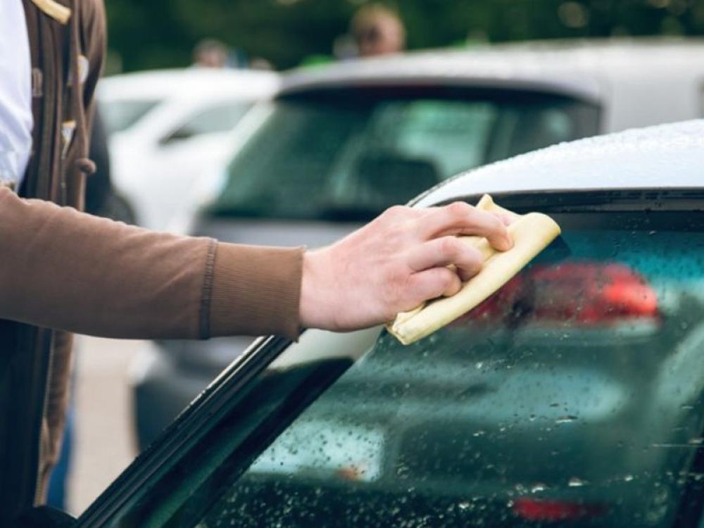 ما هو أفضل حل لإصلاح خدوش وتشقق الزجاج الأمامي للسيارة؟