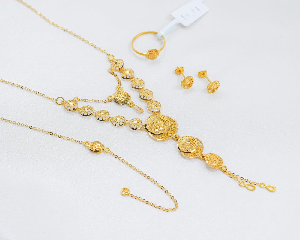 طقم دورين وثلاث دلايات وزن مناسب وسعر مثالي ذهب صافي عيار 21