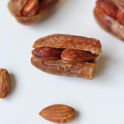 تمر صقعي باللوز