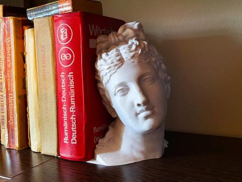 فاصل كتب “Aphrodite”